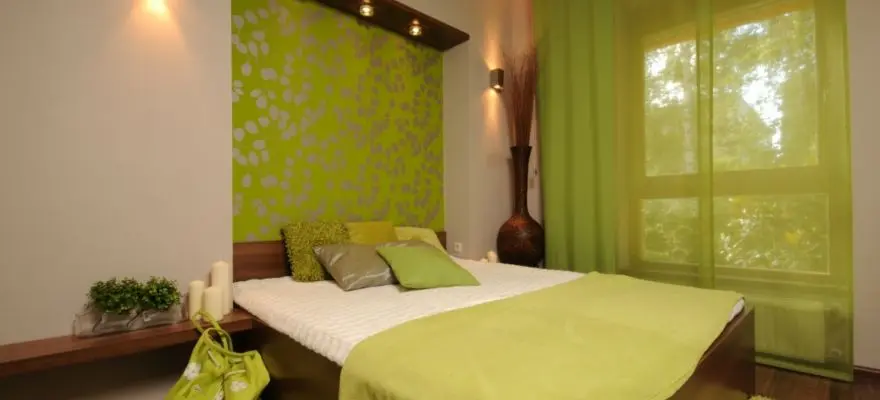 Dormitor modern amenajat in nuante de verde si alb pentru o atmosfera fresh in Chisinau