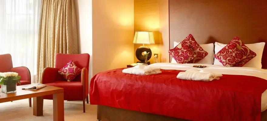 Dormitor personalizat in culori calde si mobilier modern in Chisinau